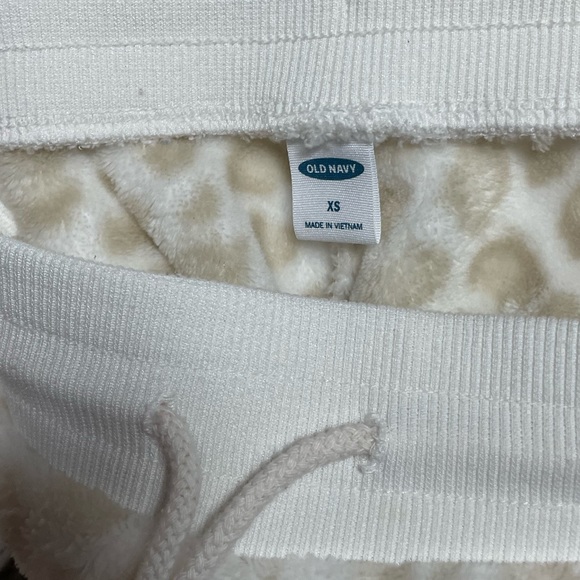 OLD NAVY 2 PIECE FLEECE SET. SIZE SMALL. EXCELLENT CONDITION. - Picture 7 of 9